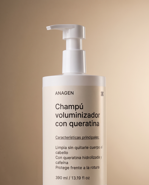 Detalle del dosificador y la etiqueta del Champú Voluminizador con Queratina de Anagen