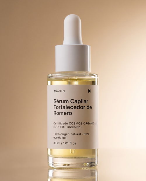 Detalle del frasco de cristal del Sérum Capilar de Romero de Anagen con el aceite visible